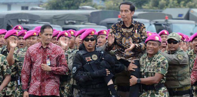 Jokowi Saksikan Latihan Perang TNI Di Natuna