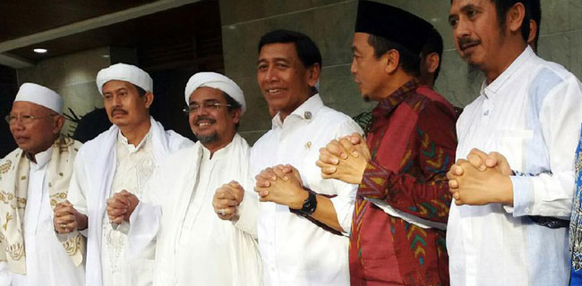 Setelah Bubarkan HTI, Pemerintah Kaji FPI