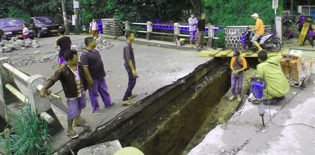 Hujan Rintik-rintik Iringi Perbaikan Jembatan Ambles