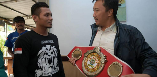 Menpora Disambut Juara Tinju WPBF Di Bandara