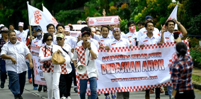 Bunga Merah Putih Dijejer, Alunan Takbir Menggema