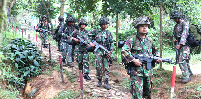 Perwira Dan Prajurit Marinir Libas Puncak Gunung Salak
