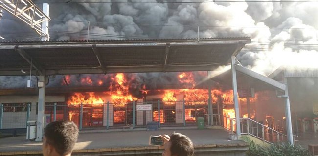 Stasiun Klender Terbakar, Penumpang KRL Terlantar