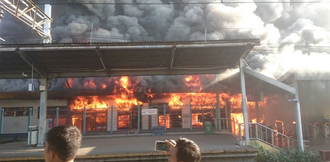 Stasiun Klender Dilanda Kebakaran, Hati-Hati Melintas