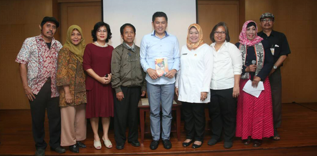 Penyair Dan KPK Sampaikan Memo Di Perpustakaan MPR