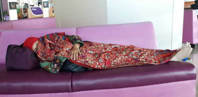 Begini Penampakan Menteri Khofifah Saat Tertidur Pulas Di Bangku Bandara
