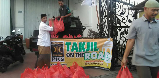 PKS Bagikan Ratusan Paket Takjil Gratis Di Pertigaan Rawa Belong