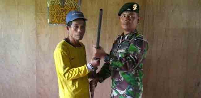 Warga Sintang Dengan Sukarela Serahkan Senpi Rakitan Ke TNI