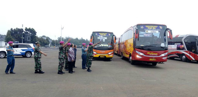 Danpasmar-2 Lepas 22 Bus Mudik Bareng Keluarga Marinir