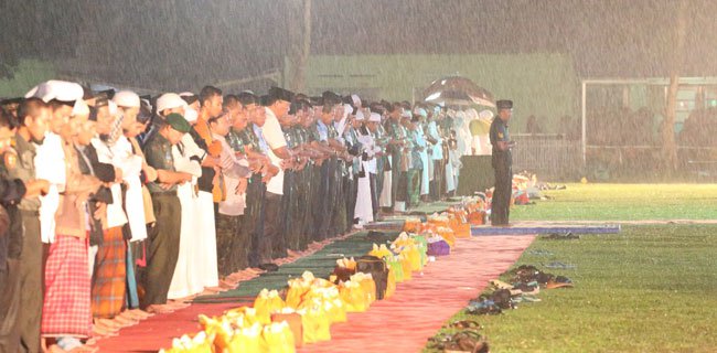 Panglima TNI Bersama Warga dan Ulama Shalat Di Bawah Guyuran Hujan Deras