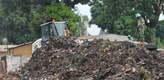 Pasukan Garuda Bersihkan Sampah Di Universitas Bangui Afrika