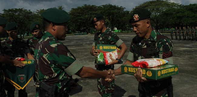 Danbrigif Para Raider 3 Kostrad Bagikan Bingkisan