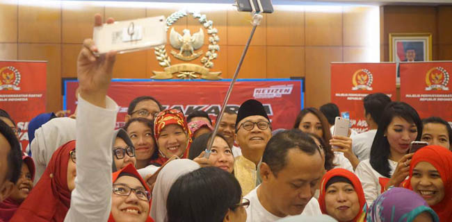 Gunakan Media Sosial Untuk Merangkul Bukan Memukul