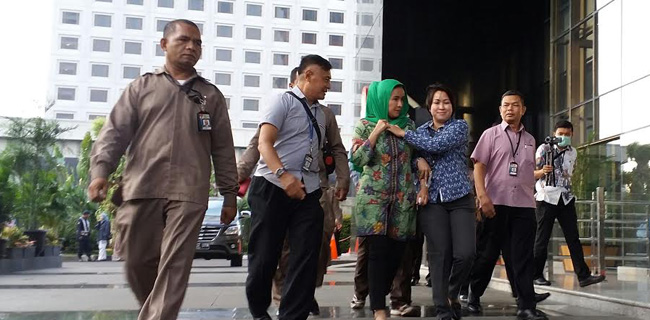 Gubernur Bengkulu Dan Istri Serta Tiga Orang Hasil OTT Tiba Di KPK