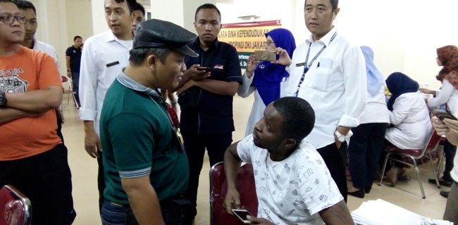 Tidak Punya Paspor, WNA Nigeria Digiring Dari Apartemen Parkview
