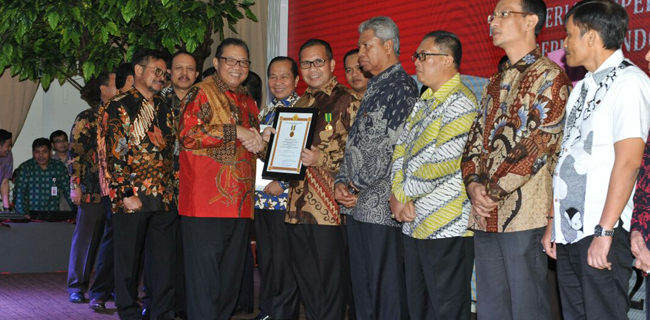 Menteri Puspayoga Beri Penghargaan Koperasi Berprestasi Dan Bakti Koperasi 2017