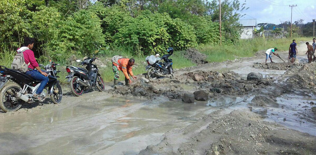 Babinsa Ajak Warga Perbaiki Akses Jalan Distrik Yapsi-Kaureh