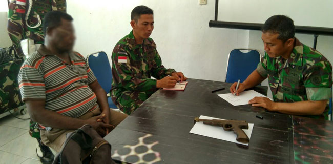 Warga Perbatasan Serahkan Senpi Rakitan Ke Satgas Pamtas