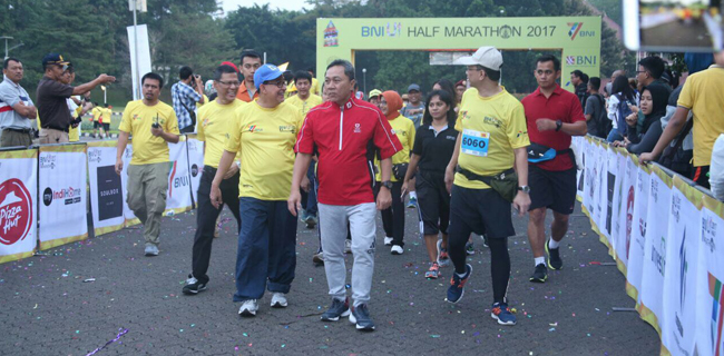 Zulkifli Dan Anis Ambil Bagian Di Half Marathon UI