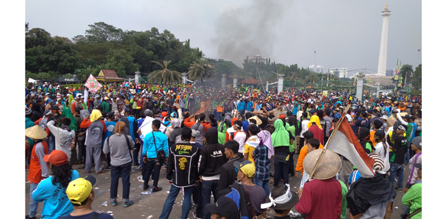 Nelayan Bakar Boneka Susi Di Halaman Istana