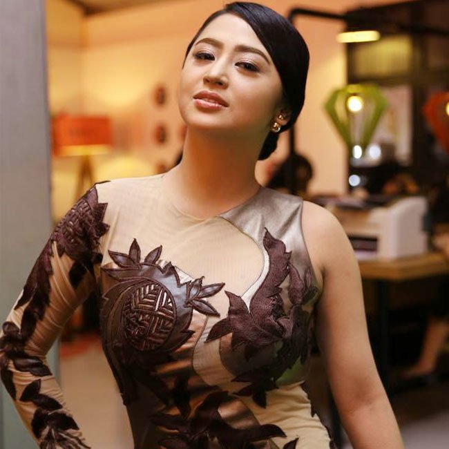 Dewi Perssik, Masih Pede Narsis Seksi
