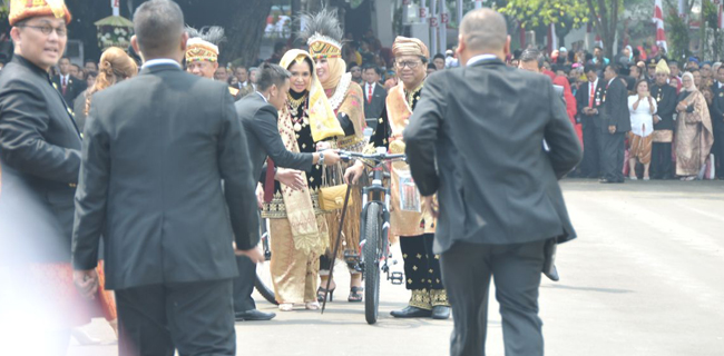 Oso Terkejut Dapat Hadiah Sepeda Dari Presiden