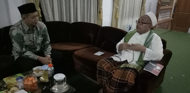 Kiai Ahmad Beri Doa Khusus Dan Tasbih Panjang Ke Ferry Juliantono