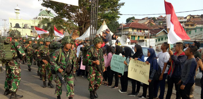 Warga Lampung Semangati Pasukan Cakra