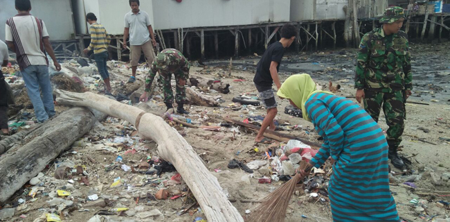 Prajurit Marinir Ajak Masyarakat Pesisir Peduli Lingkungan