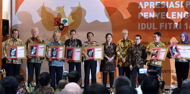 Mensesneg Era Mega Heran, Kinerja Pertama UKP Pancasila Yudi Latif Kok Bagi-Bagi Penghargaan