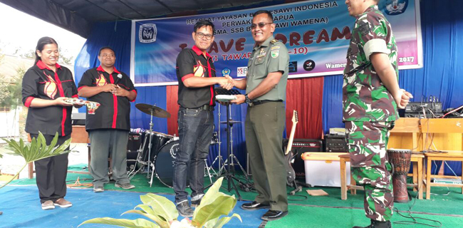 Aster Kasdam Bakar Semangat Belajar Siswa-siswi Wamena