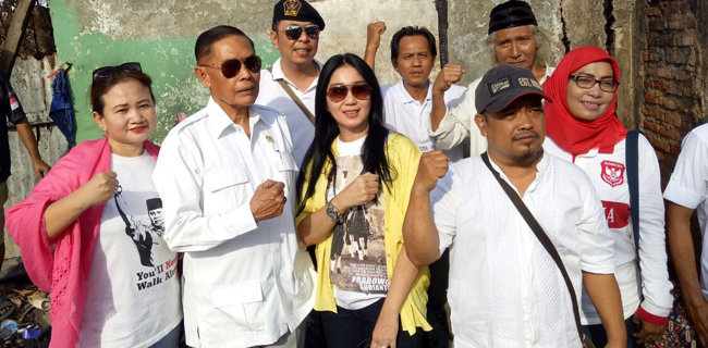 Laskar Prabowo Bantu Korban Kebakaran Kampung Melayu