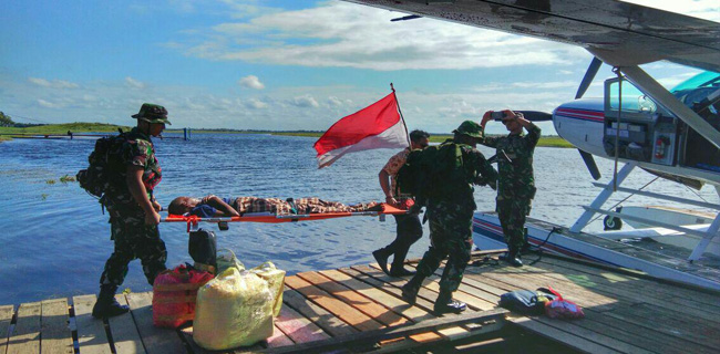 Tim Ekspedisi NKRI Evakuasi Pasien Pakai Tandu