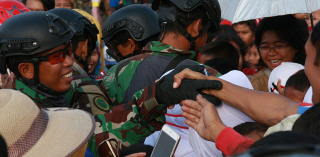 Atraksi Prajurit Korps Marinir Pukau Warga Cilacap