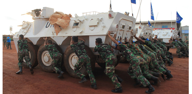 Hari Merdeka, Satgas Kizi TNI Di Afrika Tengah Gelar Lomba Dorong Ranpur Anoa