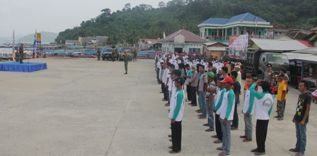 Prajurit Marinir Dan Masyarakat Upacara Kemerdekaan Di Dermaga