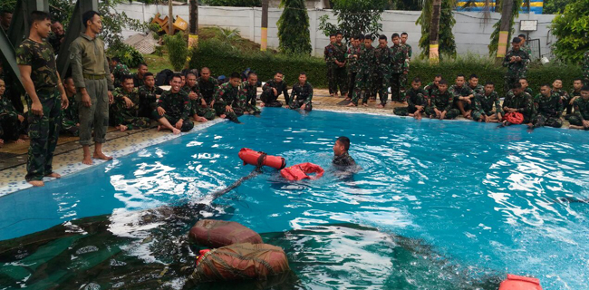 Yontaifib-2 Marinir Gelar Latihan Demo Terjun Di Laut