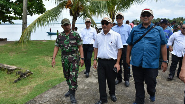 Warga Distrik Seget Curhat Jalan Darat Rusak Parah