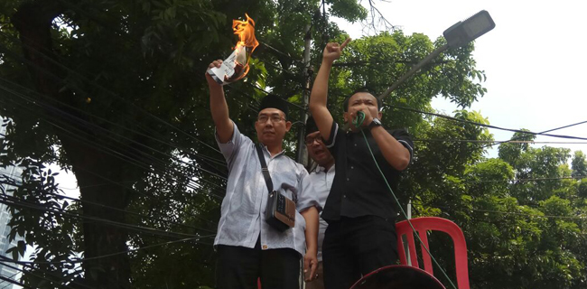 Demonstran Bakar Foto Aung San Suu Kyi Di Depan Kedubes Myanmar Jakarta