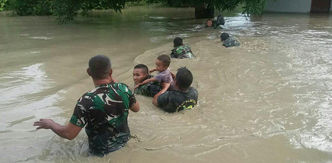 Prajurit TNI Bantu Korban Banjir Yang Terjebak Di Dalam Rumah