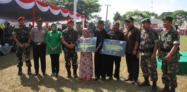 Di Sukabumi, Kopassus Bedah Rumah Ibu Mamah Dan Bangun MCK