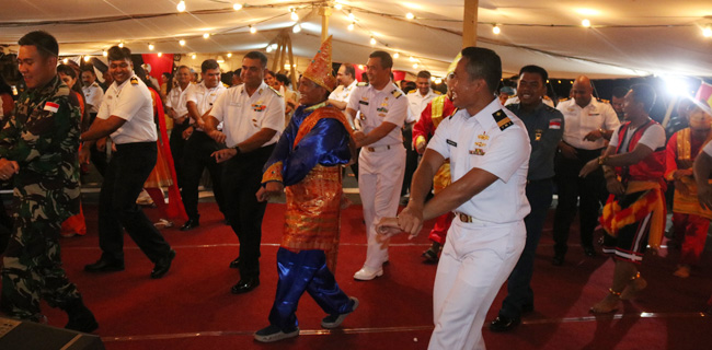 Cocktail Party, Prajurit TNI Dan AL India Bergoyang Gemu Famire