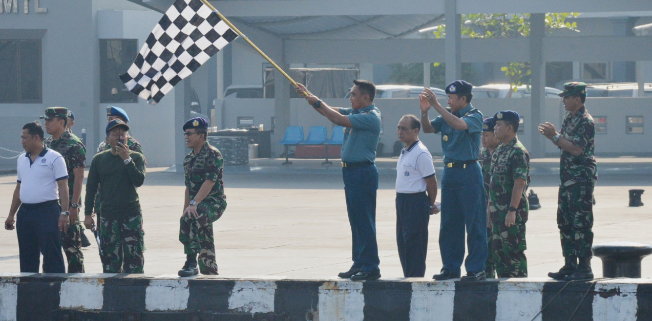 Semarak HUT TNI, Kolinlamil Gelar Lomba Renang Laut Dan Dayung Perahu