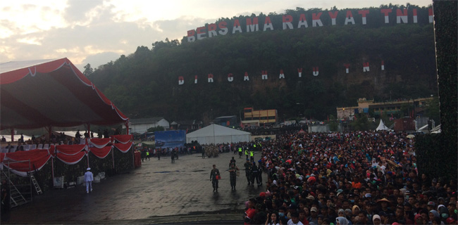 Meski Hujan, Warga Tetap Antusias Hadiri Perayaan HUT TNI