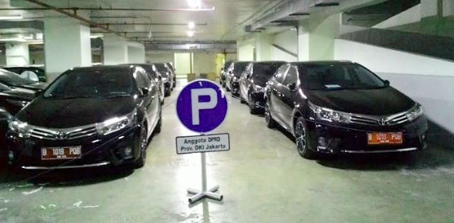 Tempat Parkir DPRD DKI Masih Banyak Mobil Dinas