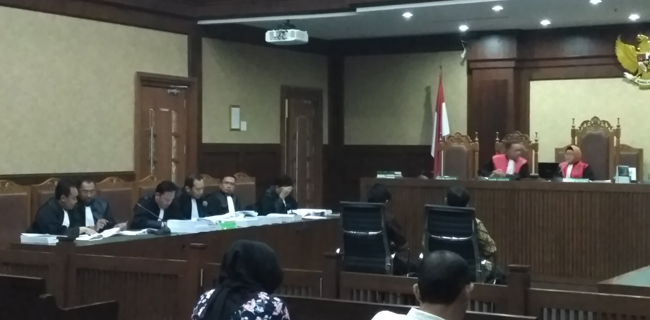 Dua Mantan Pejabat Kemendes PDTT Duduk Dengarkan Tuntutan