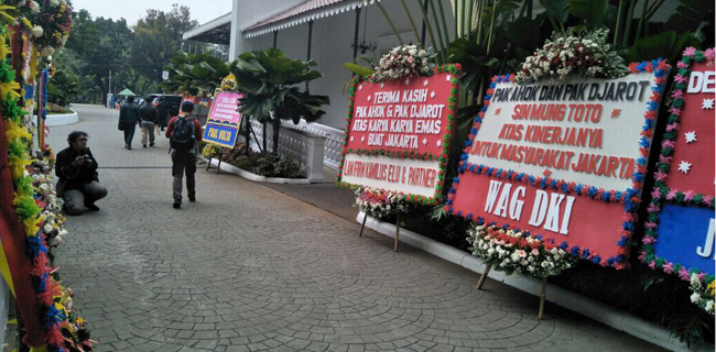 Ratusan Karangan Bunga Kembali Banjiri Balaikota DKI