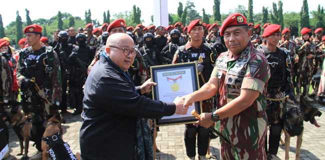 MURI Berikan Sertifikat Rekor Kopassus Terjun Bersama Anjing