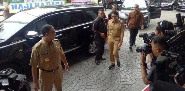 <i>Sandiaga Tanpa Ikat Pinggang</i>