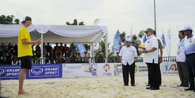 Gubernur Alex Buka Turnamen Bola Voli Pantai Asia Pacific Di JSC Palembang